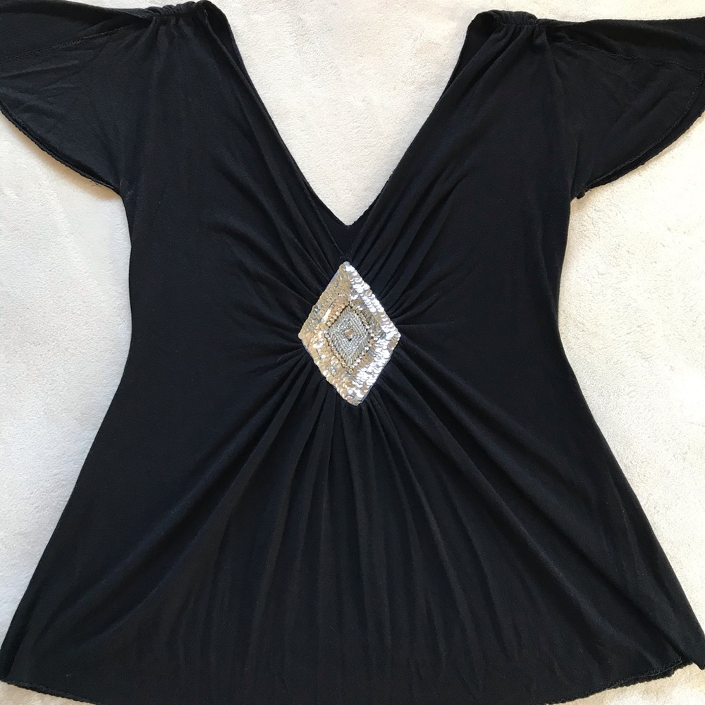 Pay attention to the sleeves detail